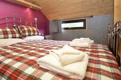 Оригинально и комфортно. Как старую пожарную машину превратили в уютное жилище