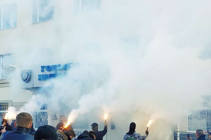 У Херсоні активісти запалили шашки під будівлею поліції (фото)