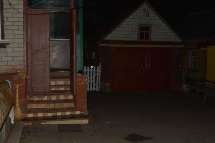 На Харківщині чоловік зарубав сокирою людину, яка проникла до його гаражу