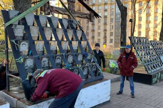 У центрі Києва демонтують пам’ятник Героям Небесної сотні