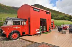 Оригінально та комфортно. Як стару пожежну машину перетворили на затишне житло