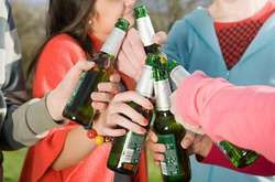 Российские ученики провели вечеринку с алкоголем и кальяном в кабинете директора школы