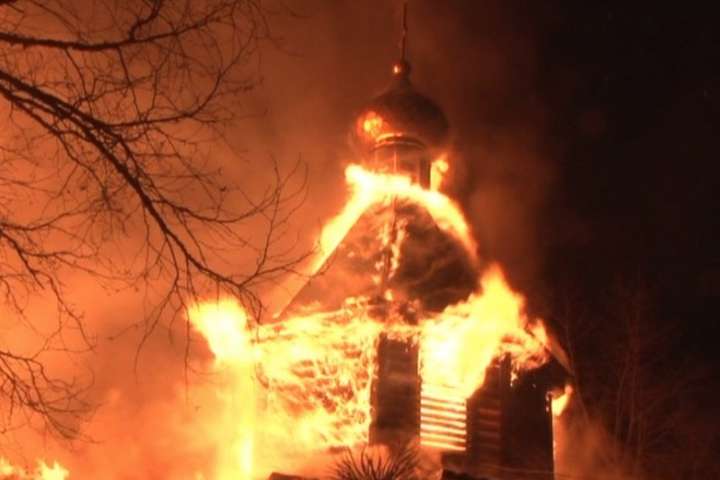 В Москве загорелся храм, ради строительства которого вырубили парк