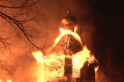 В Москве загорелся храм, ради строительства которого вырубили парк