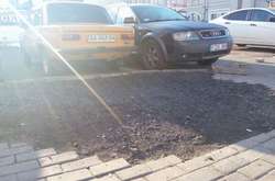 Провалля, що зустрічало гостей Києва на вокзалі, екстрено засипали (фото)