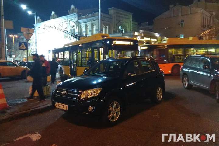 Черговий «герой парковки» заблокував проїзд у центрі Києва