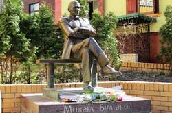 Как памятник Булгакову в Киеве обули в желтые ботинки (фото)