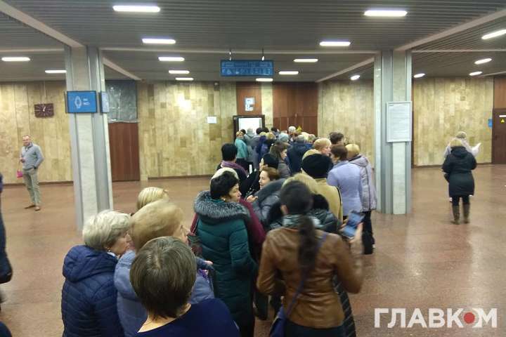 Колапс у столичному Палаці спорту: жінки, які прийшли на концерт Олега Винника, захопили чоловічий туалет (фото)