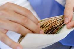 Податківці розповіли, хто з рітейлерів платить «зарплати в конвертах»