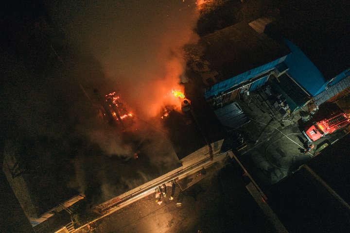 Вночі у Києві палали склади з деревиною (фото, відео)
