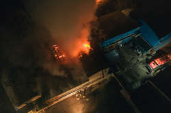 Вогонь охопив триповерхову будівлю на площі 150 квадратних метрів