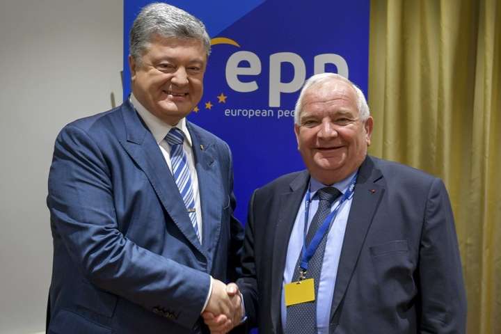 Порошенко поговорив із президентом Європейської народної партії про тиск на Росію