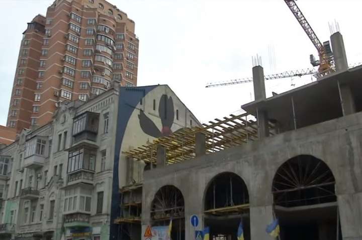 Новий скандал навколо мурала: у центрі Києва забудували роботу італійського митця