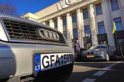 Автомобілі на «євробляхах» стоять вздовж вул. Грушевського