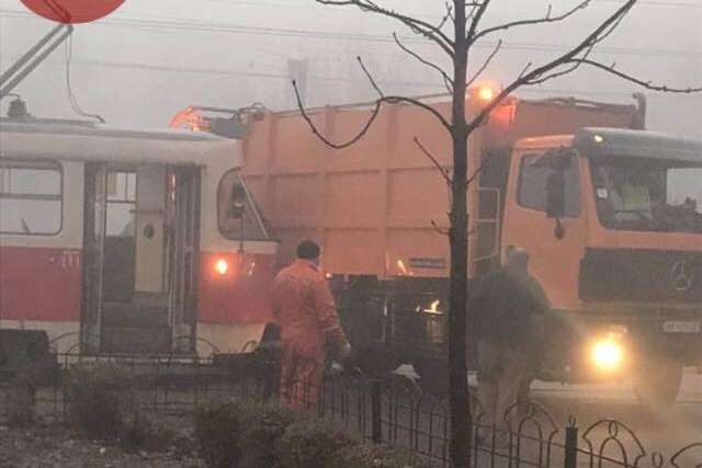 На Оболоні в сильному тумані сміттєвоз протаранив трамвай