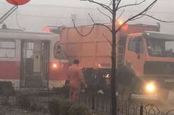 Водій вантажівки каже, що не помітив трамвай