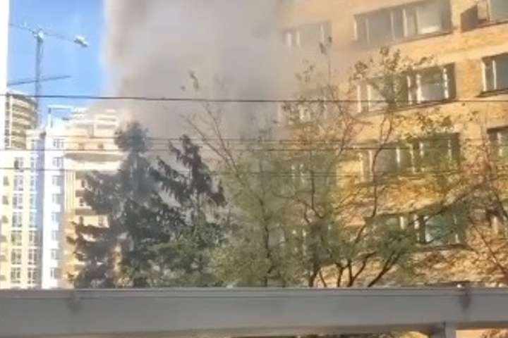 У центрі Києва горить гуртожиток (відео)