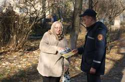 Рятувальники залишили громадянам застережні листівки з порадами щодо дотримання правил пожежної безпеки