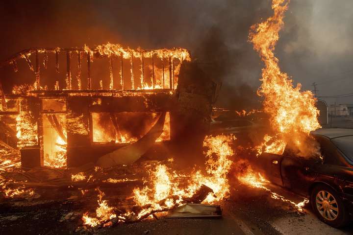 Масштабна пожежа у Каліфорнії: знищено тисячу будинків, є жертви
