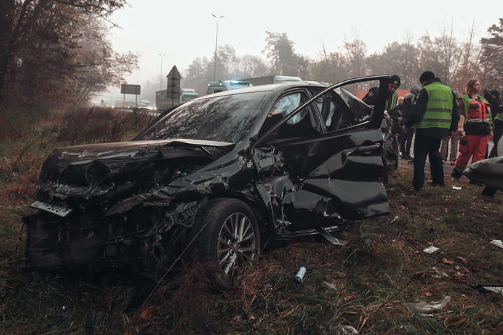 Під Києвом Toyota на російських номерах протаранила дві автівки і вилетіла з дороги