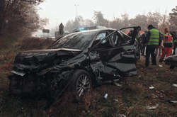 Після двох зіткнень Toyota занесло, вона протаранила відбійник і вилетіла за межі проїжджої частини