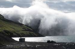 Епіцентр явища знаходився на відстані 125 км від острова Ян Маєн