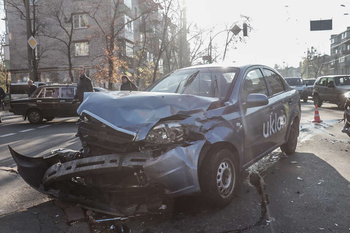 У Києві не поділили дорогу Toyota і таксі Uklon: постраждала дитина