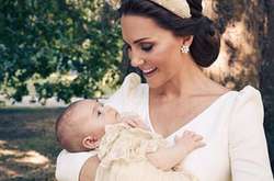 Опубликовано новое фото принца Луи с принцем Чарльзом и Кейт Миддлтон