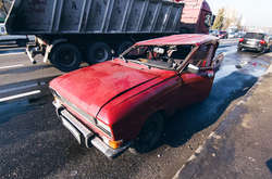  В причіп автомобіля влетів Volkswagen, після чого «Москвич» закрутило і перевернуло на дах 