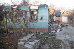   Сгоревший дом в Августовке, поселке рядом с 6-м военным арсеналом  