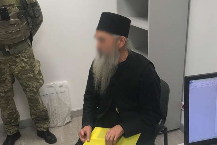 У «Борисполі» затримано священнослужителя з Афону з трьома паспортами (фото)