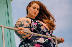 Самую пышную модель в мире Тесс Холлидей в смелом наряде заметили на свидании