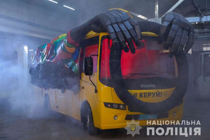 На дорогах України можна буде побачити поліцейський «автобус-привид» (фото)