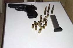 Під час обшуків у фігурантів вилучили значну кількість предметів, схожих на зброю та бойові припаси