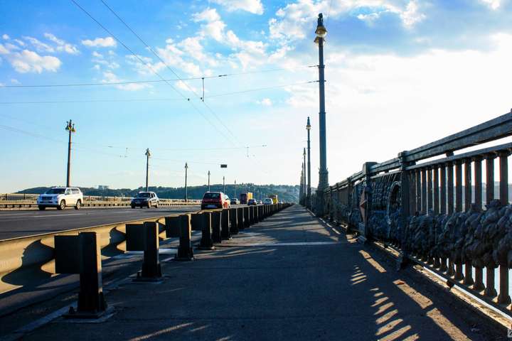 Через ремонтні роботи на мосту Патона обмежено рух транспорту 