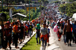 Колона мігрантів, що рухається до американського кордону з Центральної Америки