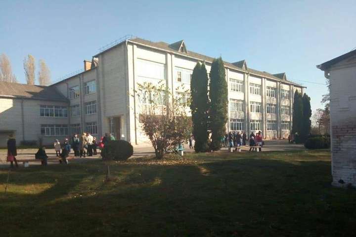 У школі на Київщині розпилили газ: дев’ятеро дітей у лікарні