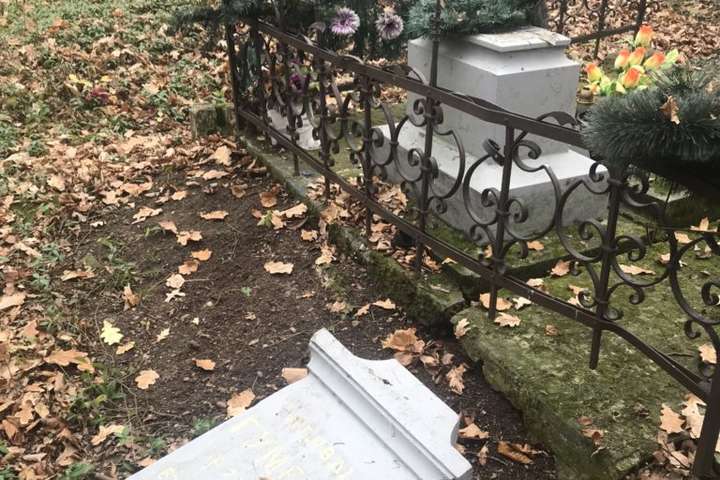 Вандали понівечили могилу українського священика в Польщі (фото)