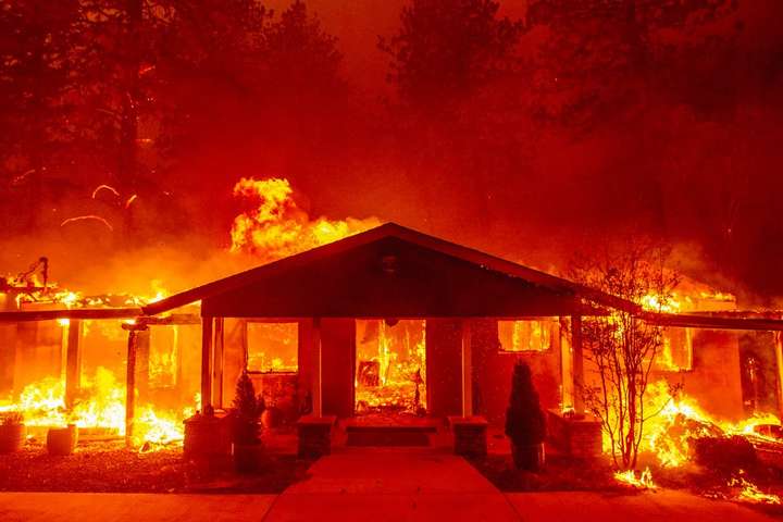 Лесные пожары в Калифорнии уничтожили город Парадайс