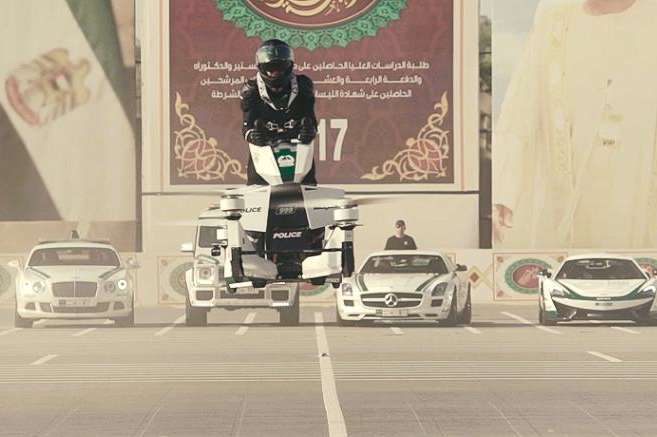 Поліцію Дубая пересадять на літаючі електробайки (фото)
