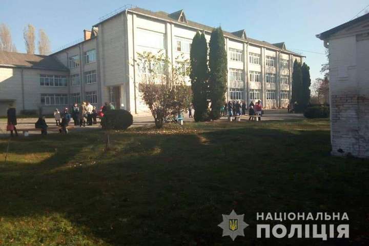 Поліція розслідує інцидент з розпилення сльозогінного газу в школі на Київщині