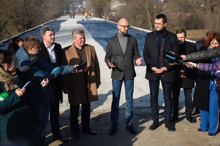 Яценюк і Омелян оглянули хід реконструкції мосту на Житомирщині