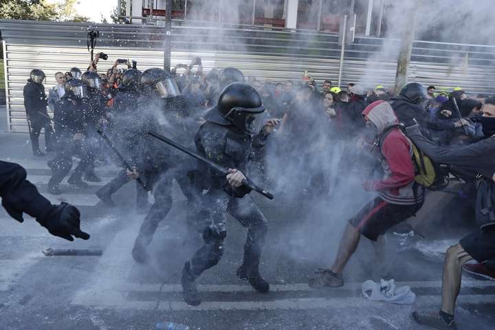 У Барселоні сталися сутички між поліцією та каталонськими сепаратистами