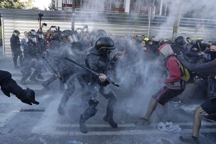 У Барселоні сталися сутички між поліцією та протестувальниками - У Барселоні сталися сутички між поліцією та каталонськими сепаратистами