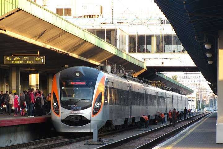 «Укрзалізниця» призупинила продаж квитків на поїзди далекого сполучення