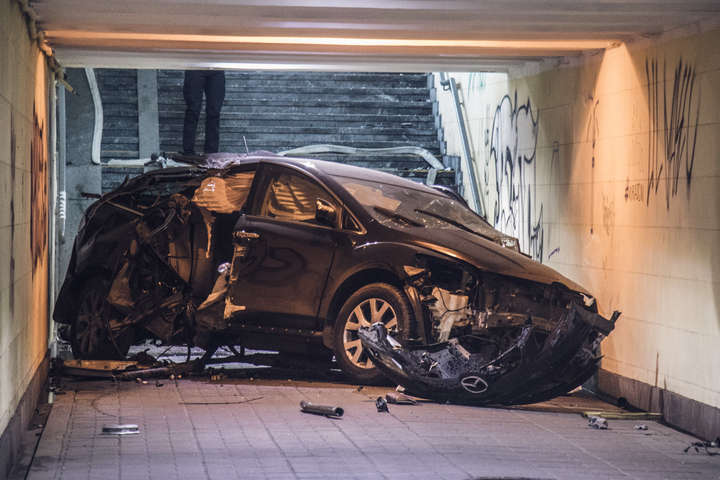 Автівка влетіла у підземний перехід у Києві