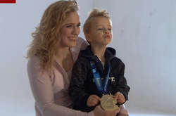 «Мама – чемпіон». Українські борчині-красуні знялися для новорічного календаря (відео)