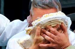   Михаилу Ефремову на день народження бросили тортом в лицо  
     