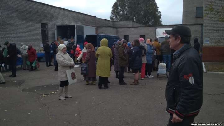 Озброєні бойовики забезпечили високу явку на «виборах» в окупованому Донбасі