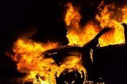 Внаслідок займання згорів моторний відсік, частково пошкоджено салон та лакофарбове покриття автомобіля